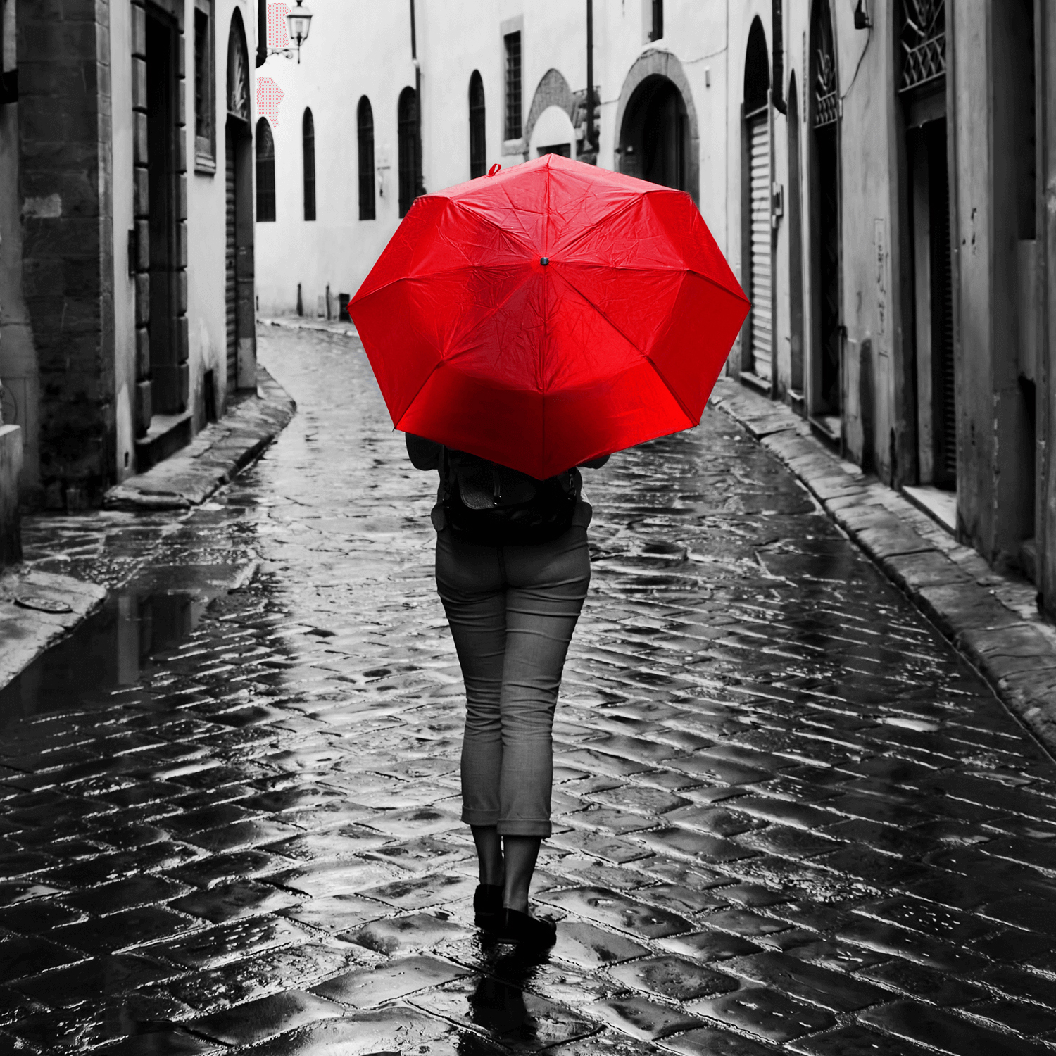 Gasse mit einem rotem Regenschirm
